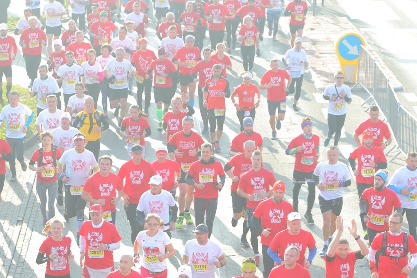 Około 25 tysięcy biegaczy zmaga się z 10-kilometrową trasą...