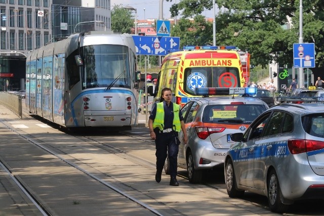 16.07.2021. Kobieta wpadła pod tramwaj w centrum Wrocławia. Wstrzymano ruch tramwajów