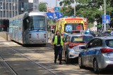 Kobieta wpadła pod tramwaj w centrum Wrocławia. Nieprzytomna została odwieziona do szpitala [ZDJĘCIA]