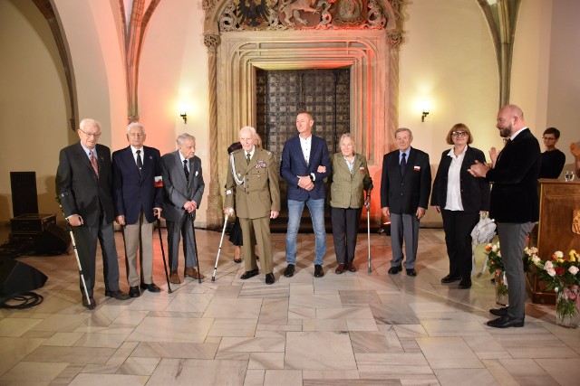 Podziękowania wrocławskiego urzędu miasta dla kombatantów i świadków historii oraz dla wrocławian, którzy na co dzień pielęgnują pamięć.