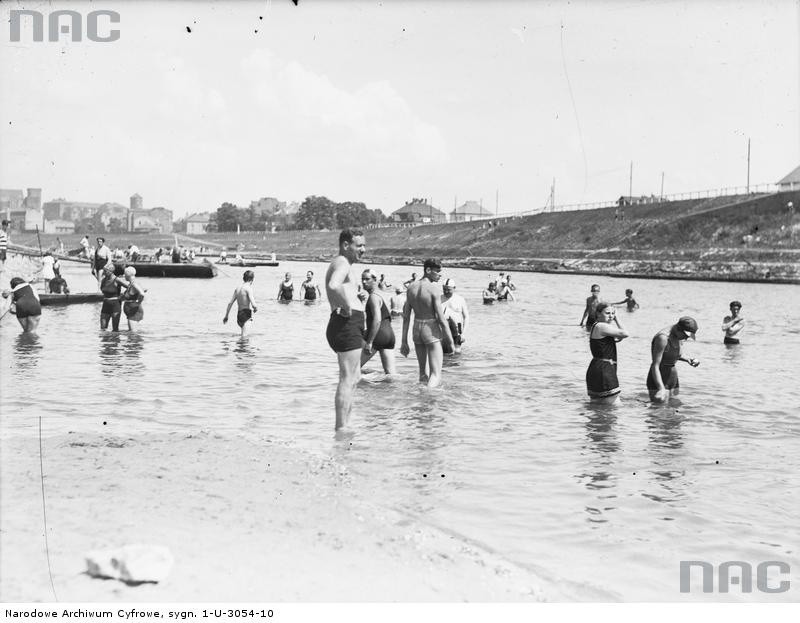 Plażowicze podczas kąpieli.