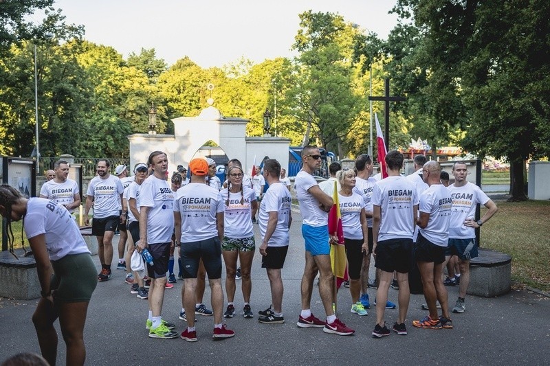 Pokonali 130 kilometrów.  Z inicjatywy posła Waldemara Budy.  Pobiegli na Jasną Górę w szczytnym celu [GALERIA ZDJĘĆ]