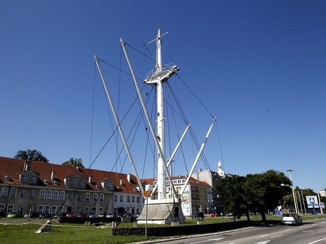 Maszt zamontowany 4 sierpnia 1990 r. ma 30 metrów wysokości i waży 30 ton. Stoi przy bardzo ruchliwym skrzyżowaniu. Skutki jego ewentualnego upadku mogą być przerażające. 