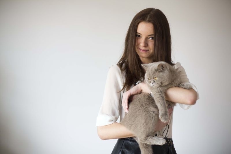 Eliza ze swoją ulubienicą, kotką Lusią.
