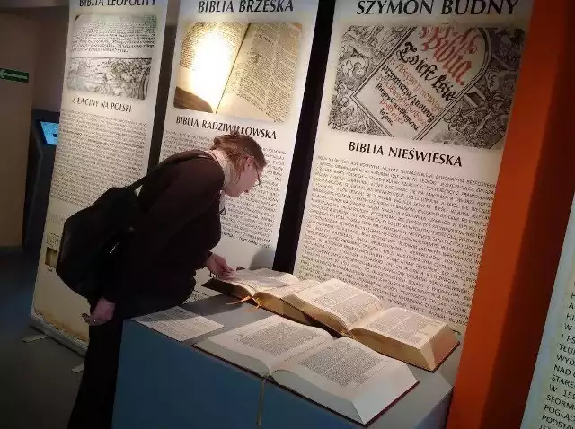 Wystawa odwiedziła już wiele polskich miast. Na zdjęciach można zobaczyć Wystawę Biblia w Chorzowie.