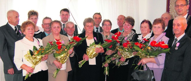 Jubilaci świętujący 50-lecie pożycia małżeńskiego z władzami samorządowymi gminy Radków.