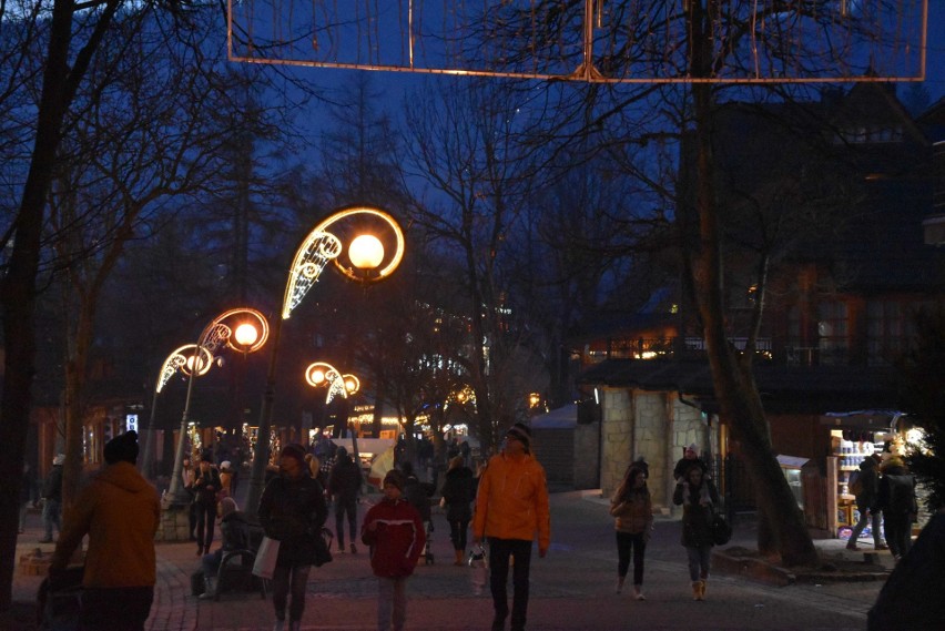 Zakopane na święta. Miasto błyszczy pięknymi iluminacjami [ZDJĘCIA]