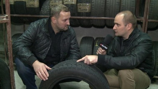 Adam Klimek i Łukasz Byśnikiewicz z TVN Turbo pokazują, jak kontrolować stan opon przed montażem