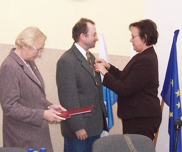 Maria Kurnatowska (po lewej) podczas wręczania odznaki Dominikowi Księskiemu 24 października 2006 r.