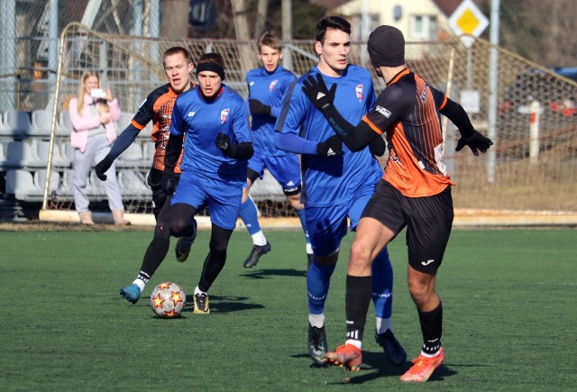 Piłkarze Broni (w niebieskich strojach) w środę zagrają sparing ze Starem Starachowice.