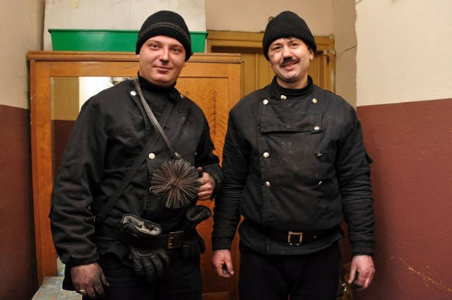 Nie raz spotkaliśmy w naszej pracy wyjątkowo zasmolone kominy &#8211; mówią kominiarze Tomasz Kołodziejski (od lewej) i Grzegorz Kopyt.