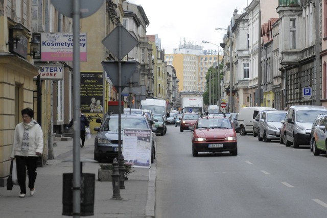 Handlowcy odetchnęli z ulgą. Miejsca parkingowe przy ulicy Śniadeckich na razie nie znikną, a ścieżka rowerowa nie powstanie