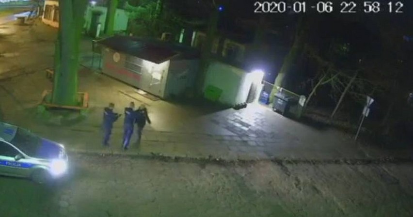 Brutalna interwencja policjantów Nowym Czarnowie pod Gryfinem. Prokuratura: pobili chłopaka bez powodu 