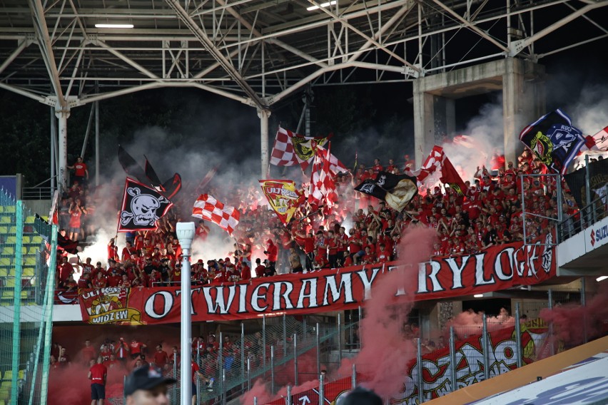 PKO Ekstraklasa. Tak kibice Widzewa Łódź wspierali zespół w meczu z Koroną Kielce.  W sektorze gości odpalili też race. Zobacz zdjęcia