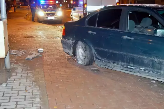 Do zdarzenia doszło w poniedziałkowy wieczór, około godziny 19 przy ulicy Wolności w Słupsku. Kierujący BMW 30 latek wpadł w poślizg, wypadł z drogi i uderzył w  przejeżdżającego rowerzystę. Impet był tak duży, że auto zatrzymało się dopiero na pobliskim budynku, niszcząc fragment elewacji i schody.