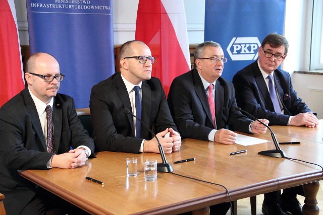 Minister Andrzej Adamczyk podczas podpisania listu intencyjnego.