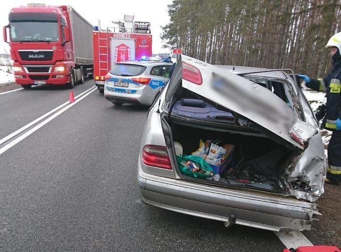 Ostrówek. Wypadek na DK 8. Zderzenie Tira z mercedesem [ZDJĘCIA]