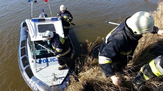 Policjanci z bydgoskiego ogniwa wodnego pomogli w gaszeniu pożaru.