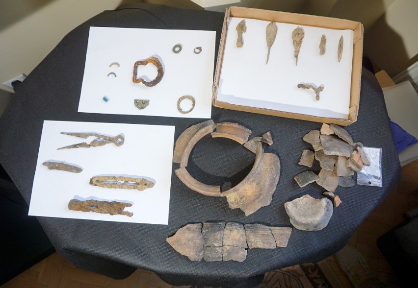 Trwa remont w Muzeum na Zamku Lubelskim. Chcieli zdjąć posadzkę, a odkryli prawdziwe skarby. Zobacz zdjęcia