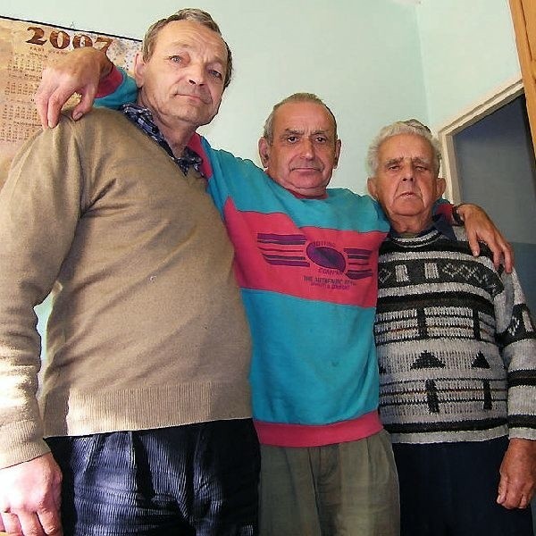 Mieszkańcy Schroniska im. św. Brata Alberta  (od lewej): Zygmunt Drzymalski, Jan  Gadziejewski i Kazimierz Guźliński