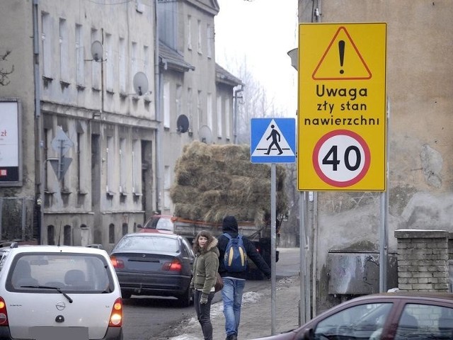 Nawierzchnia wielu słupskich ulic nadaje się nie tyle do łatania, co do gruntownej wymiany. A takie znaki jak przy wjeździe na ul. Świętego Piotra można by postawić też na kilkunastu innych.