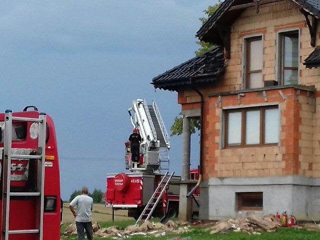 Do pożaru poddasza doszło w miejscowości Annowo (gm. Gruta). W akcji brało udział 6 zastępów straży pożarnej.