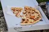 Chełm: Przywiózł im zamówioną pizzę, a oni się na niego rzucili