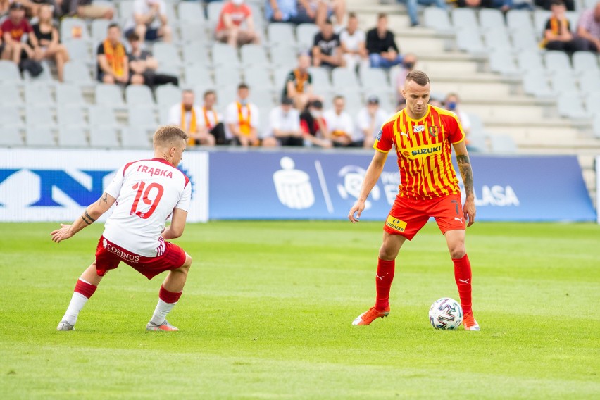 Korona Kielce w meczu PKO Ekstraklasy pokonała ŁKS Łódź 2:0. Młodzi bohaterami, szpaler dla Cebuli, białe chusteczki dla prezesa [ZDJĘCIA]