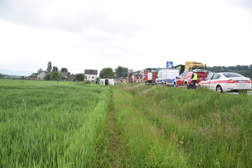 Powiat tarnowski. Autobus wycieczkowy wypadł z drogi na DW 975 w Roztoce koło Zakliczyna. Są osoby poszkodowane [ZDJĘCIA]
