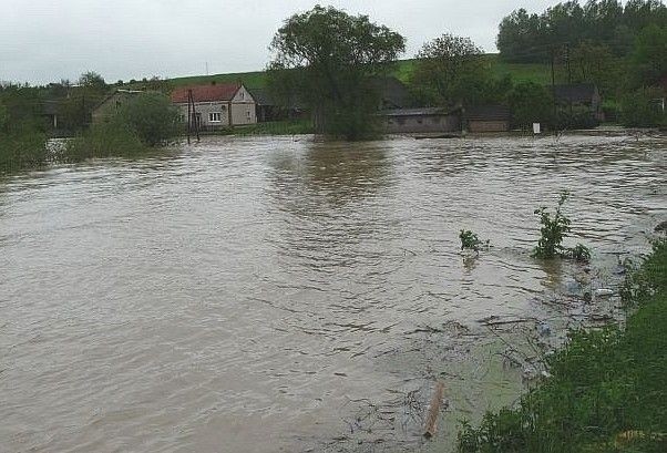 Pow&oacute;dź zatopiła także Ławy, na granicy z Małopolską.