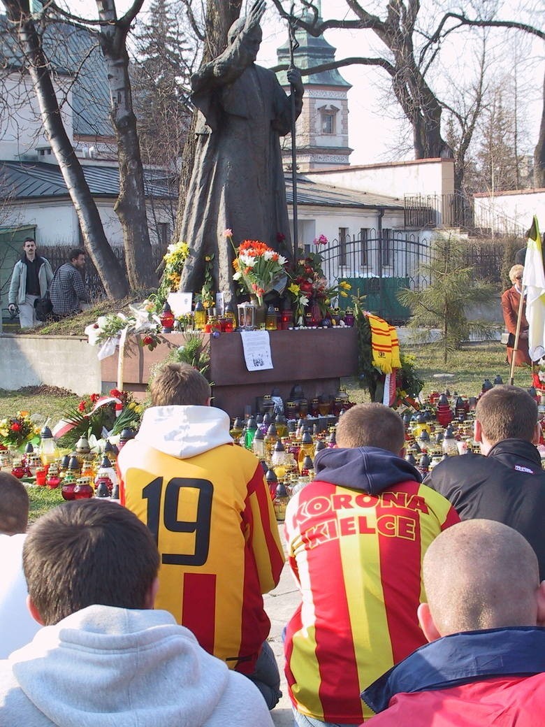 Piłkarze, trenerzy i kibice Korony Kielce modlili się 19 lat temu po śmierci Jana Pawła II. Ze stadionu przeszli pod pomnik papieża 