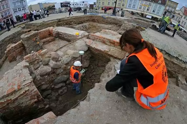 Ostatnie wykopaliska archeologiczne na Starym Rynku miały miejsce w 2010 roku