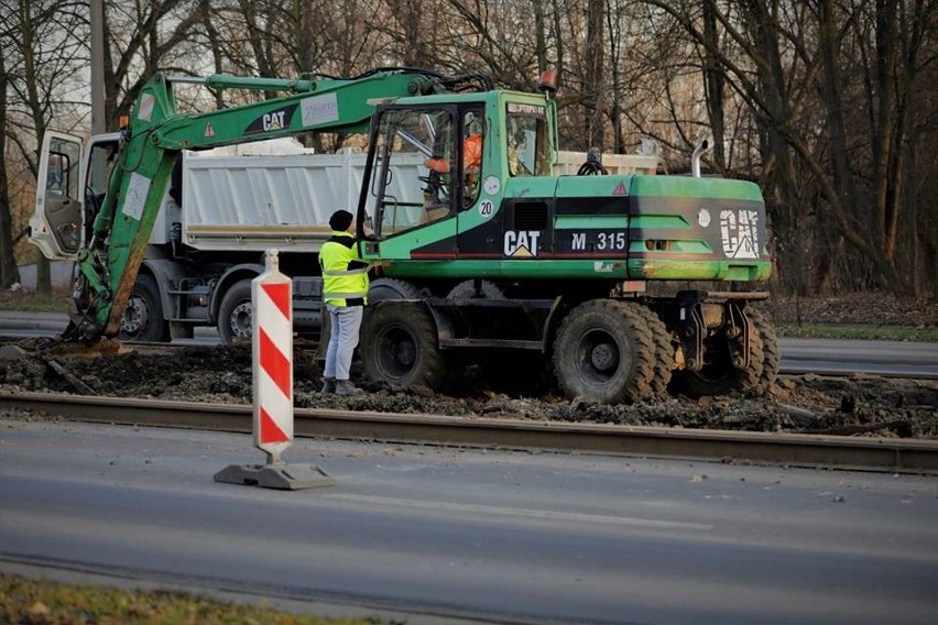 Remont torowiska na al. Solidarności. Zobacz, jak postępują prace [ZDJĘCIA]