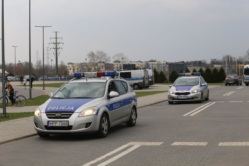 01.04.2021. Kibice GKS-u Tychy przed stadionem w czasie...