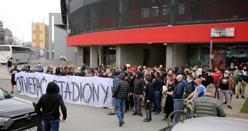 01.04.2021. Kibice GKS-u Tychy przed stadionem w czasie...