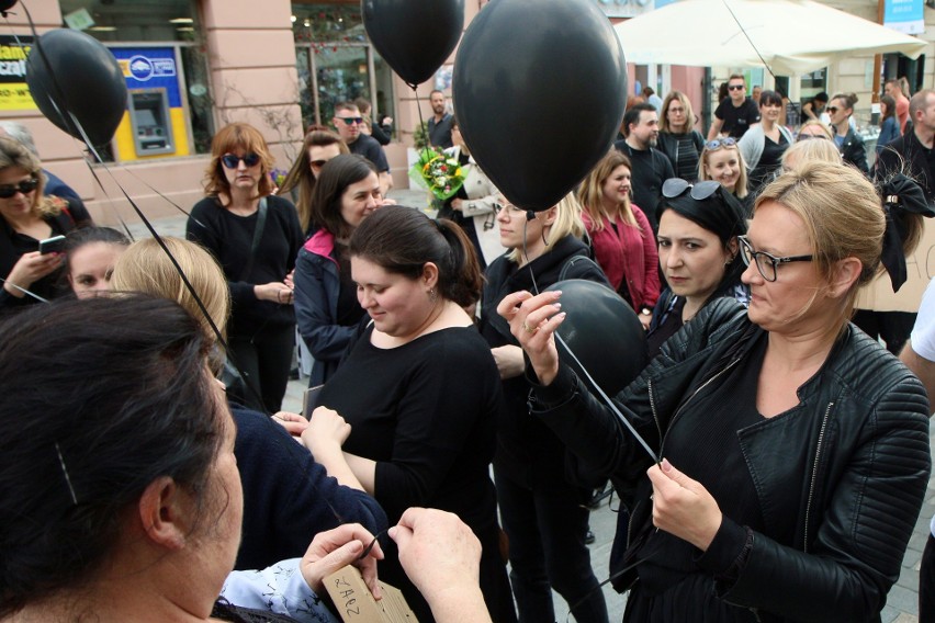 Pracownicy MOPR-u mają dość. Przez dwie godziny stali w ciszy i protestowali pod lubelskim ratuszem [ZDJĘCIA]