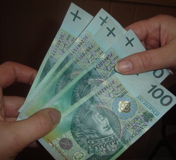 Mieszkańcy powiatu stargardzkiego muszą bacznie przyglądać się przyjmowanym banknotom stuzłotowym. W tym regionie grasują fałszerze pieniędzy.