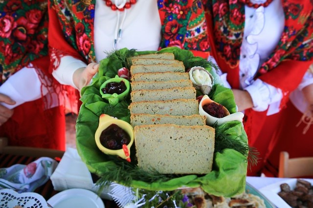 Składniki:1 kg wieprzowiny, 1 kg wołowiny, 0,5 surowego boczku, 3 średnie cebule, obrane i pokrojone w grube plastry, 0,5 podłużnej bułki pokrojonej w plastry, 50 g wątróbki, 4 – 5 jajek, 2 łyżeczki soli, świeżo zmielony pieprz, 0,5 łyżeczki gałki muszkatołowej, smalec, 300 g słoniny, pokrojonej w cienkie plasterki, bułka tarta, 2 listki laurowe, 6-8 ziarenek ziela angielskiego.Sposób  przygotowania: Przyprawy gotujemy przez 7 minut. Powinno pozostać pół szklanki wywaru. Mięso kroimy i wkładamy do dużego garnka. Boczek układamy na spód, następnie mięso, cebule. Solimy i dodajemy przecedzony zimny wywar. Zagotowujemy, mieszamy i dusimy pod przykryciem aż do miękkości mięsa. Pod koniec dodajemy bułkę. Wątróbkę parzymy we wrzątku 3 minuty. Po wystudzeniu mięsa trzykrotnie mielimy, podobnie jak wątróbkę. Dodajemy żółtka, mieszamy, dodajemy sól, pieprz oraz gałkę muszkatołową. Łączymy z ubitymi białkami. Formy smarujemy smalcem, boki i dno wykładamy słoniną. Posypujemy bułką tartą. Wykładamy masę mięsną, dobrze dociskamy. Wstawiamy do nagrzanego do 200 stopni piekarnika i pieczemy przez około 1,5 godziny.