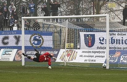 Tak padł wyrównujący gol dla gorzowian. Po uderzeniu z 16 metrów Łukasza Maliszewskiego, bramkarz MKS Krzysztof Stodoła nie dosięgnął zmierzającej w jego lewy róg piłki.