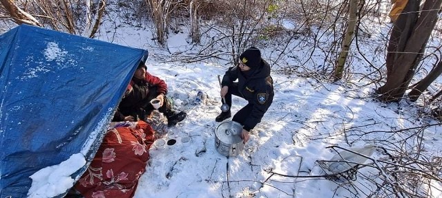 Straż Miejska w Rzeszowie patroluje miejsca, w kt&oacute;rych najczęściej przebywają osoby bezdomne. Strażnicy dostarczają im ciepłe posiłki oraz herbatę.