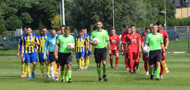 Drużyna Nidy Pińczów (z lewej) prowadzi z Pro Junior System.