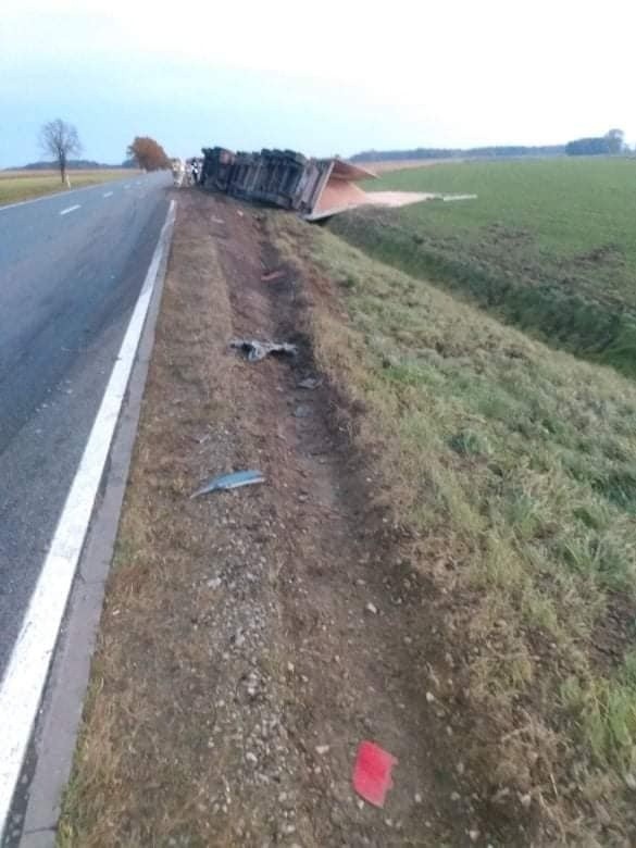 Wypadek w Gniazdowie 21.10.2021. Zderzenie osobówki z samochodem ciężarowym z naczepą na DW677. Zdjęcia
