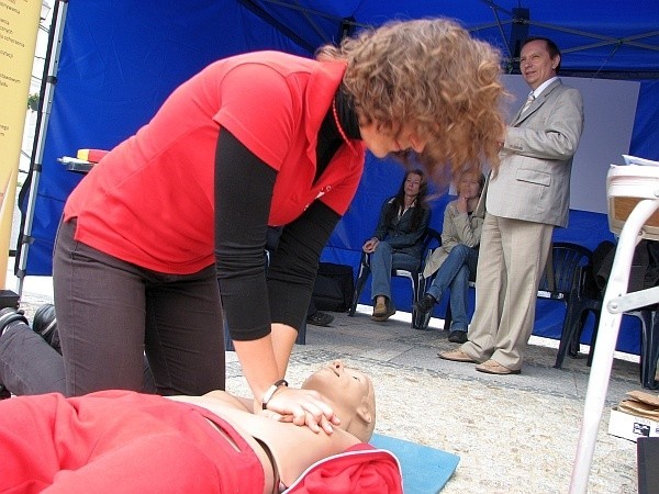 Wioleta Dąbkowska, studentka Uniwersytetu Medycznego w Białymstoku demonstruje jak prawidłowo wykonać sztuczne oddychanie i masaż serca.