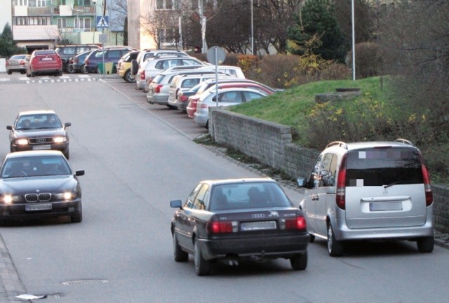 Każdy pojazd stojący przy murku z prawej strony powoduje utrudnienia na jezdni. Być może kierowcy postępowaliby inaczej, gdyby widoczny u góry zdjęcia znak zakazu był dwustronny.