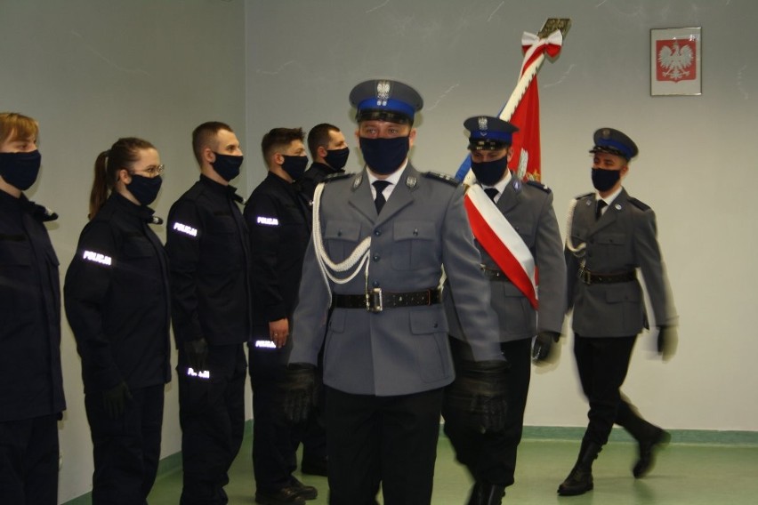 Nowi policjanci ślubowali w Opolu na sztandar.