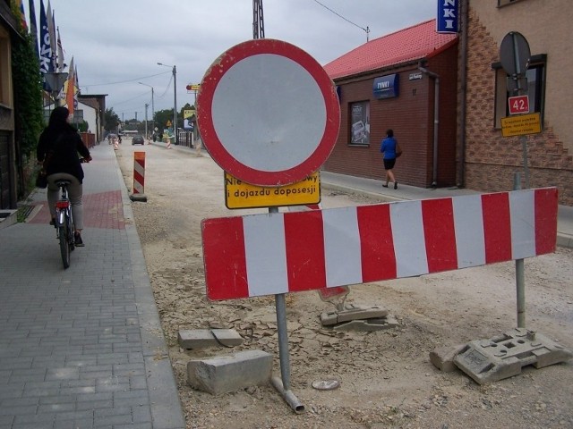Tak wygląda teraz centrum Praszki. Zakaz ruchu na rozkopanej drodze, przejechać tędy mogą co najwyżej rowerzyści. W przyszłym tygodniu robotnicy jednak wrócą na plac budowy.