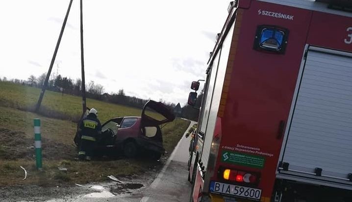 Jeżewo. Wypadek na DW 671. Zderzenie dwóch osobówek. Kierowca fiata poszkodowany [ZDJĘCIA]