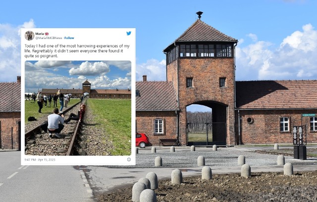 Turystka eksponowała swoje wdzięki na tle Bramy Śmierci w KL Auschwitz
