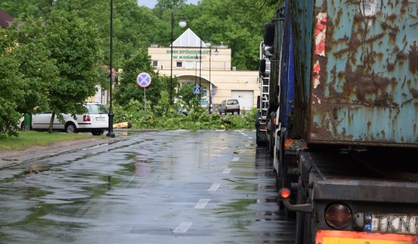 Nawałnica nad Końskimi. Połamane drzewa, zerwany dach hali sportowej!