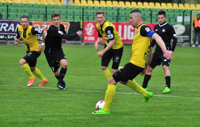 Marcin Stefanik (z piłką) jest już o mały krok przed podpisaniem kontraktu na grę w Puszczy Niepołomice. W 90 ligowych meczach dla Siarki Tarnobrzeg ten 29-letni pomocnik zdobył 21 goli.